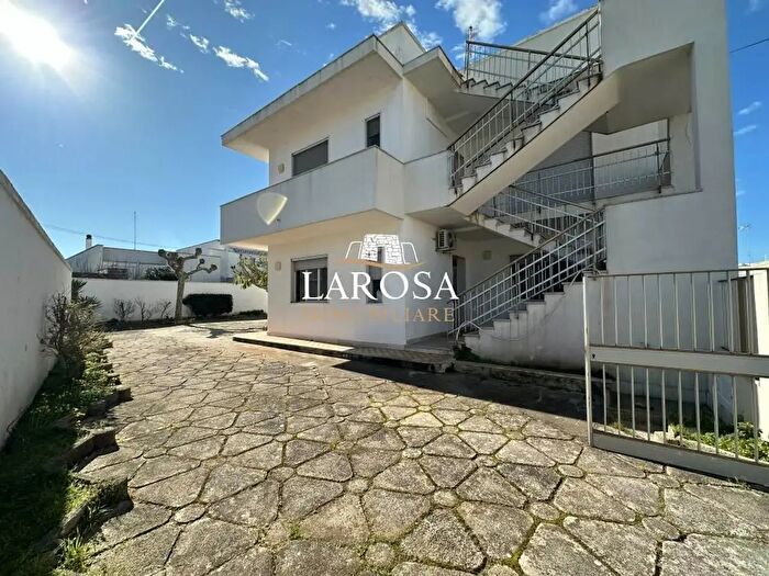 Casa con 12 locali in vendita in Piazza Vincenzo Bellini, Melendugno