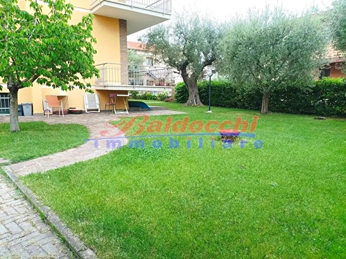 Casa con 8 locali in vendita in Cartoceto