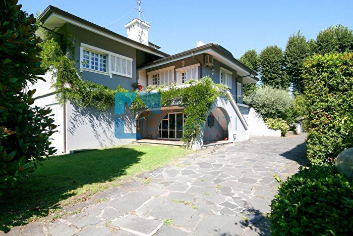 Casa con 10 locali in vendita in Pietrasanta