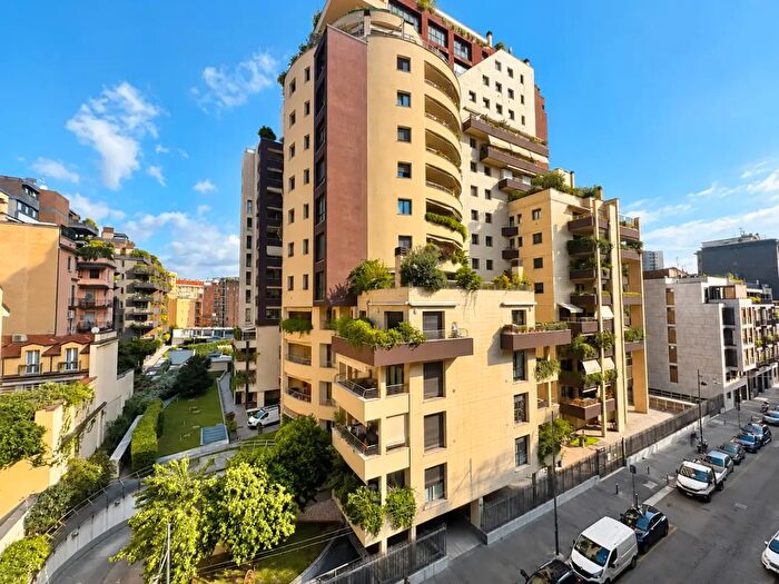 Appartamento trilocale in vendita in Via Prati, Milano