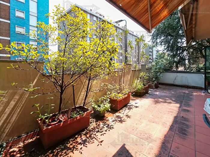 Appartamento quadrilocale in vendita in Via Ronchi, Milano