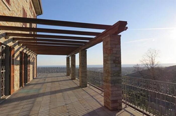 Casa con 6 locali in vendita in Pietrasanta