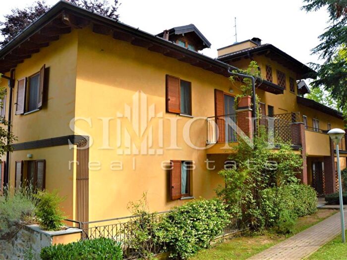 Appartamento trilocale in affitto in Cartabbia, Varese