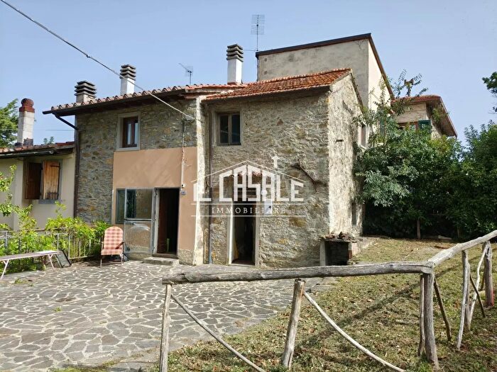 Casa con 6 locali in vendita in Dicomano