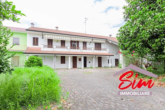 Casa con 7 locali in vendita in Via Vittorio Veneto Snc, Borgolavezzaro