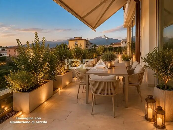 Appartamento con 5 locali in vendita in Via Teresa Bandettini, Lucca