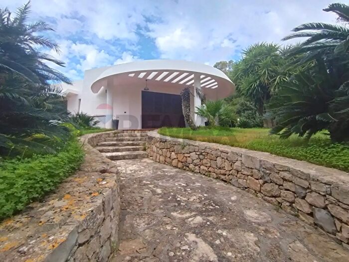 Casa quadrilocale in vendita in Via Provinciale Tuglie, Parabita