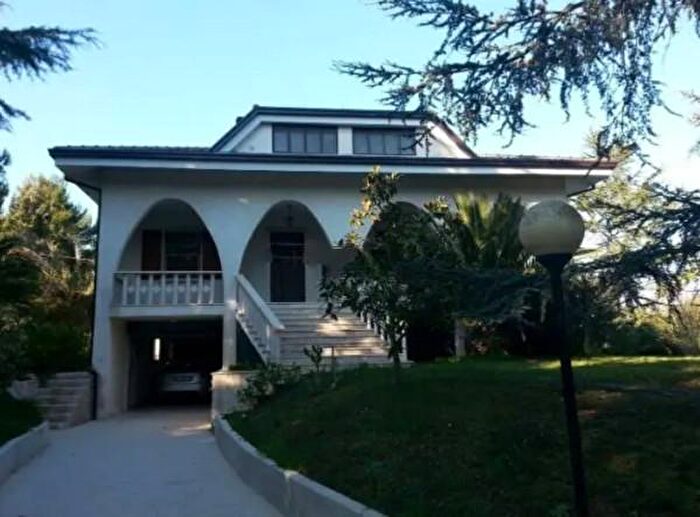 Casa con 6 locali in vendita in Contrada Marezi, Massignano