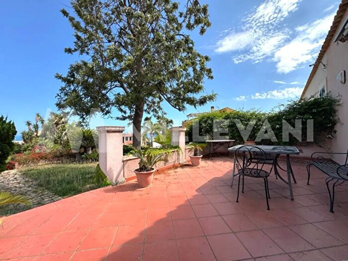 Casa con 10 locali in vendita in Ragusa