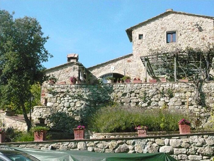 Casa con 15 locali in vendita in Casole DElsa