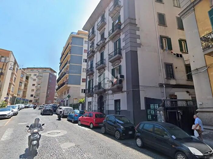 Appartamento trilocale in vendita in Via Giacinto Gigante, Napoli