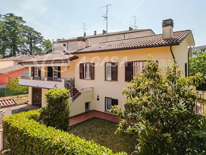 Casa con 8 locali in vendita in Via Cerreto, Felino