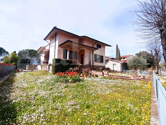 Casa con 8 locali in vendita in Asciano