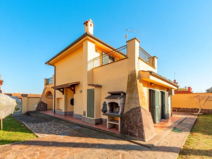 Appartamento con 5 locali in vendita in Via Castelsardo, Roma