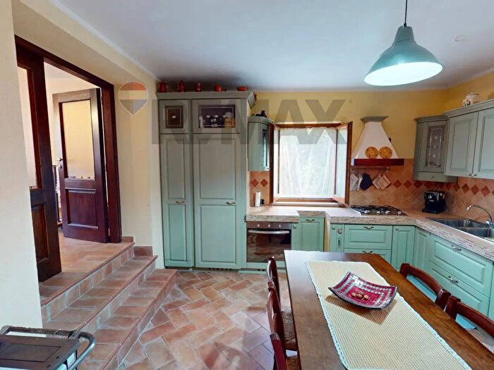 Casa quadrilocale in vendita in Frazione Cancelli Snc, Foligno