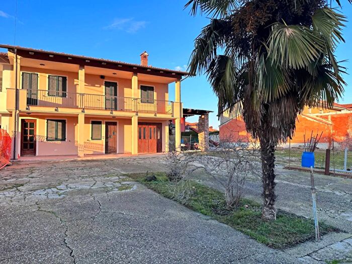Casa con 7 locali in vendita in Bra