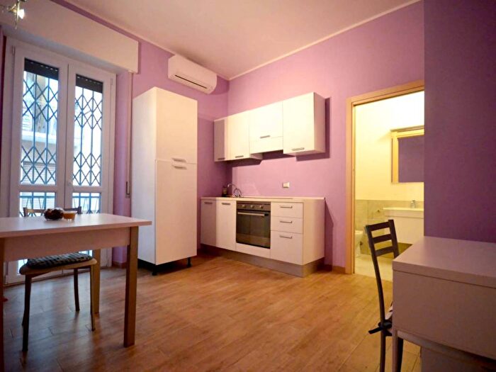 Appartamento trilocale in affitto in Via Bordighera, Famagosta, Milano