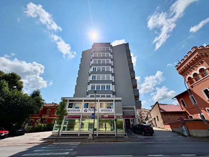 Appartamento con 10 locali in vendita in Viale a Zonghi, Fabriano