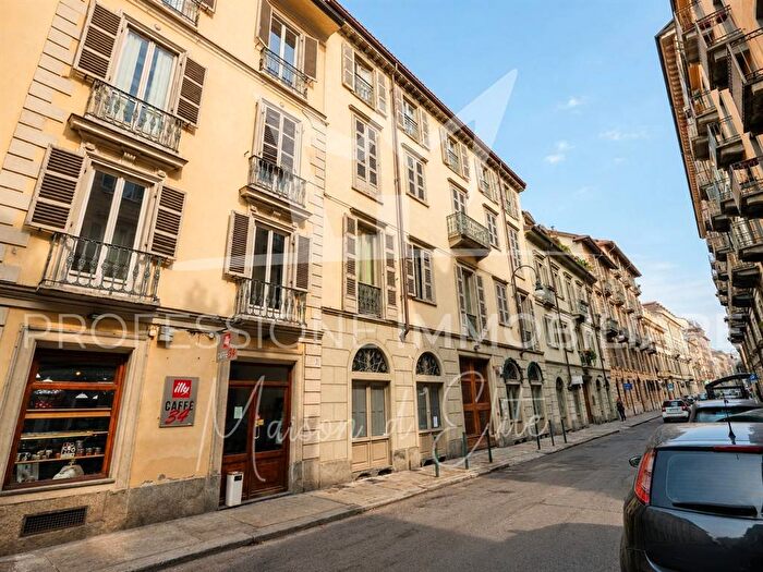 Appartamento quadrilocale in affitto in Via della Rocca, Torino