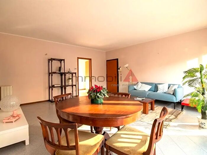 Appartamento trilocale in affitto in Via Monterosa, Carugate