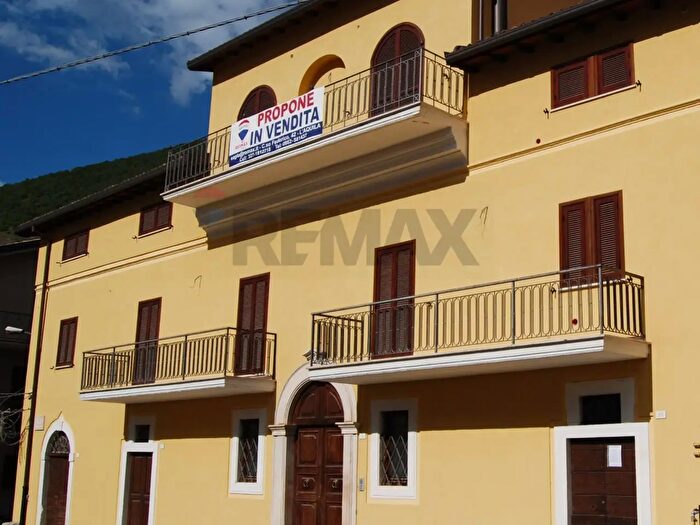 Casa con 17 locali in vendita in Barete