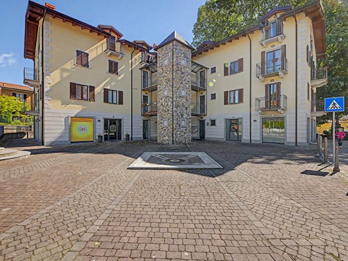 Appartamento trilocale in vendita in Via Vasche, Casciago