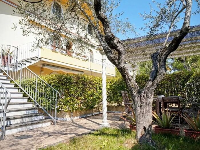 Appartamento con 6 locali in vendita in Massa