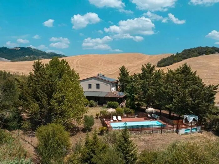 Casa con 6 locali in vendita in Volterra