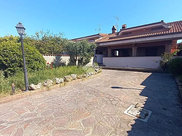 Casa quadrilocale in vendita in Via Isernia, Ardea
