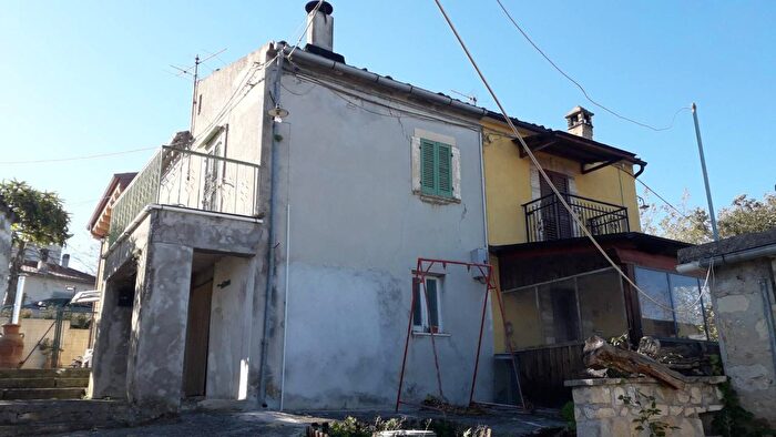 Casa quadrilocale in vendita in Contrada Colle Serra, Serramonacesca