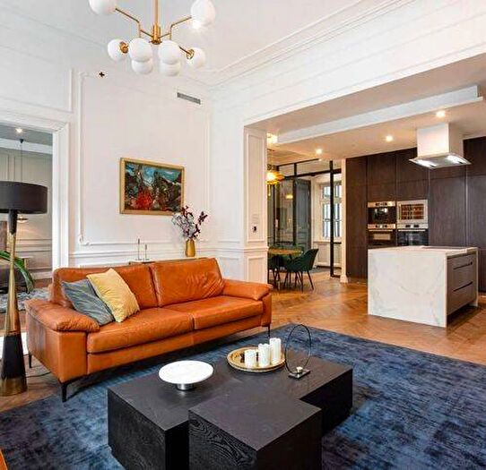 Appartamento trilocale in affitto in Via Madonnina, Brera, Milano