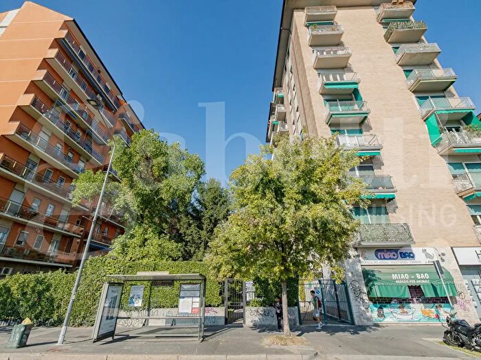 Appartamento quadrilocale in vendita in Viale Caterina da Forlì, Milano
