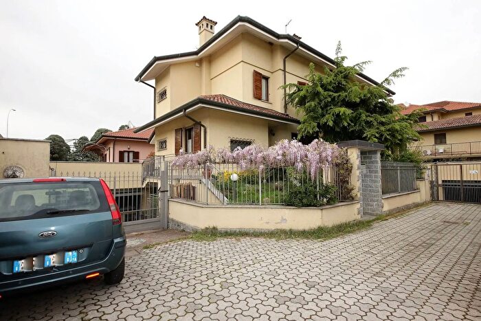 Casa con 5 locali in vendita in Via San Martino Parabiago, Parabiago