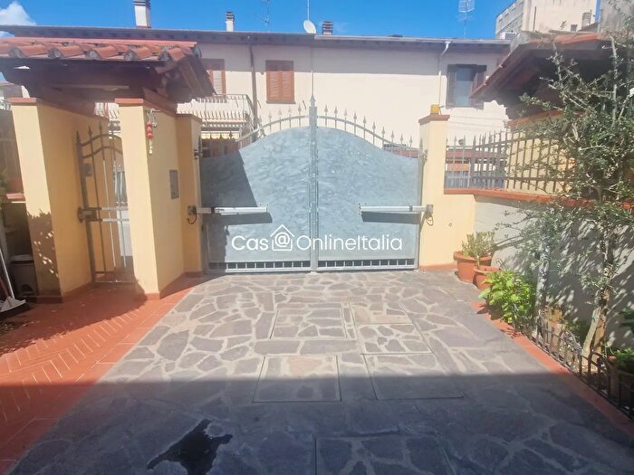 Casa quadrilocale in vendita in Via delle Badie Prato, Prato