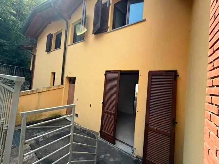 Casa quadrilocale in vendita in Via Inarca, Proserpio