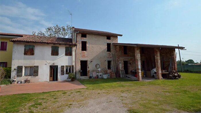 Casa con 7 locali in vendita in Montebelluna Contea Via Calmaggiore, Montebelluna