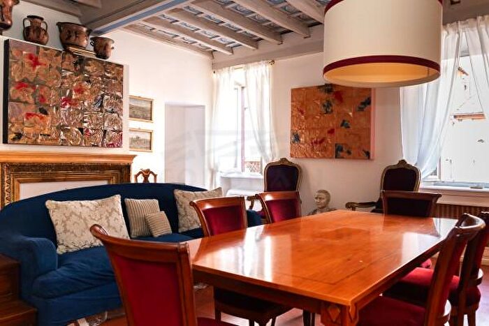 Appartamento trilocale in affitto in Via del Governo Vecchio, Roma