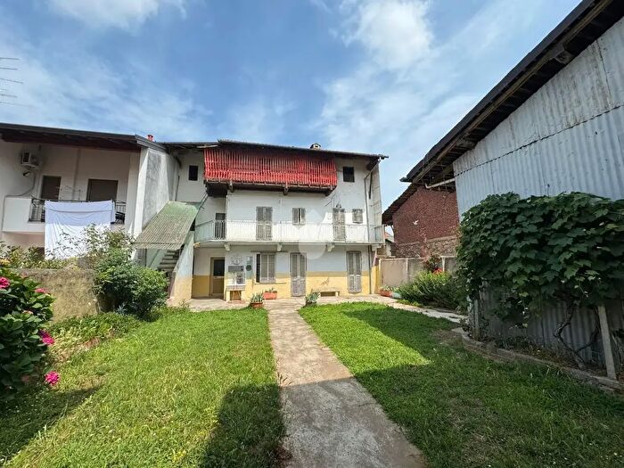 Casa con 6 locali in vendita in Via Boniperti, Momo
