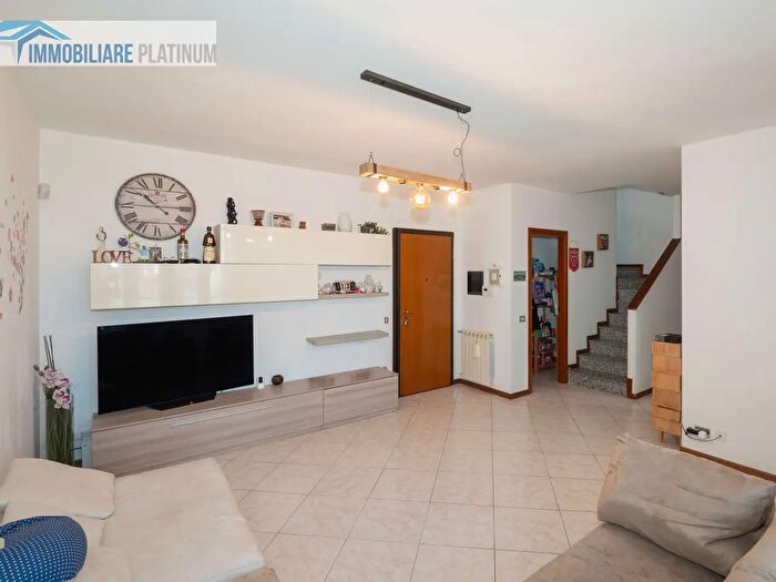 Appartamento quadrilocale in vendita in Via Trento, Albiate