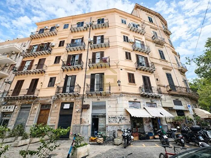 Appartamento con 7 locali in vendita in Piazzetta della Messinese, Palermo