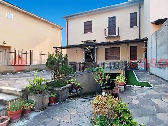 Casa con 5 locali in vendita in Via Trento, Locate Di Triulzi