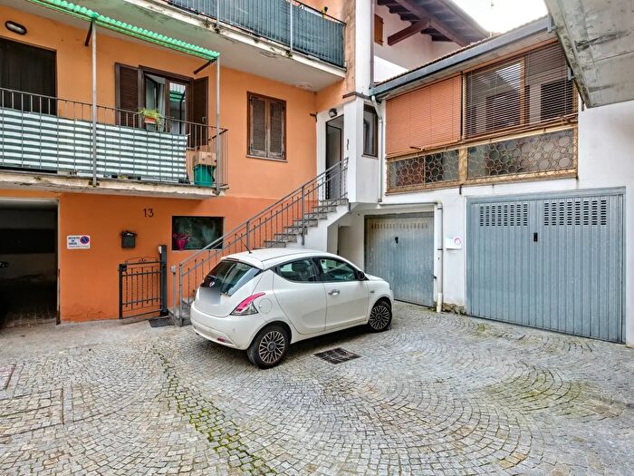 Casa con 8 locali in vendita in Piazza Piave, Luino