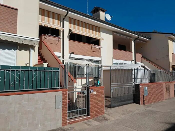 Appartamento trilocale in vendita in Via Carini, Comacchio