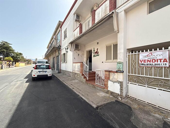 Casa con 11 locali in vendita in Giba