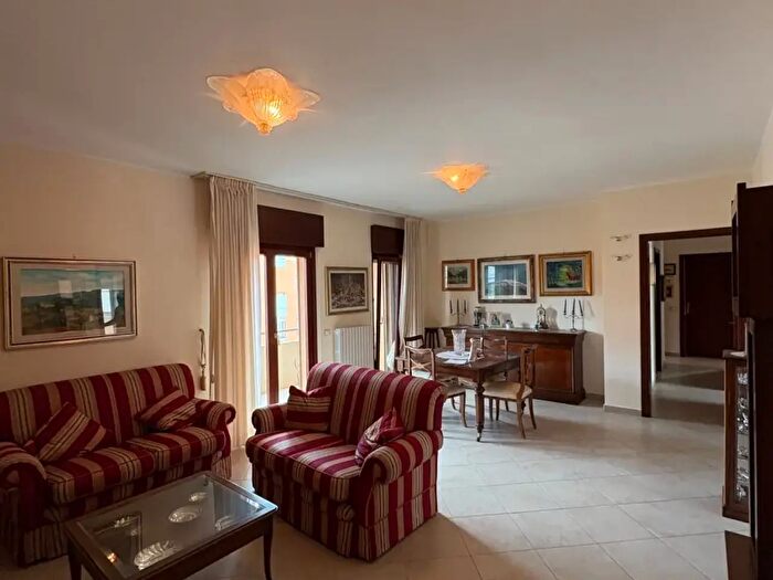 Appartamento con 5 locali in vendita in Via Francesco Massara, Catanzaro