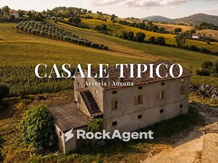 Casa con 6 locali in vendita in Frazione Magnadorsa, Arcevia