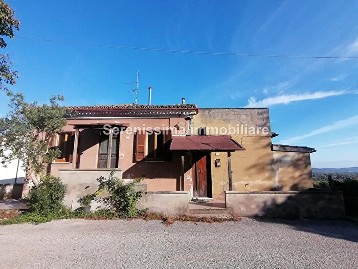 Casa con 5 locali in vendita in Montelabbate