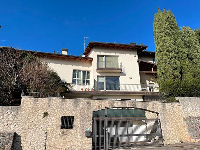 Appartamento quadrilocale in affitto in Viale dei Colli, Valdonega, Verona