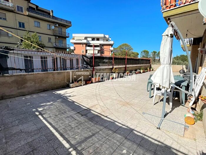 Appartamento trilocale in vendita in Via Mezzoldo, Roma