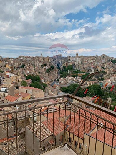 Appartamento con 5 locali in vendita in Via Castelvecchio, Enna